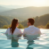 Couple heureux dans une piscine à débordement en Provence