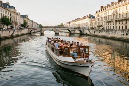 Croisière en bateau sur la Garonne avec vue sur le Pont de Pierre à Bordeaux
