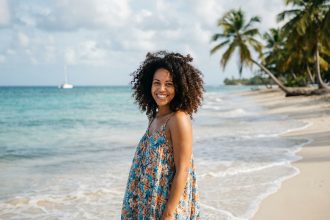 Femme souriante sur la plage des Salines aux Caraibes