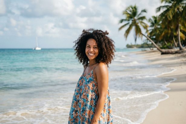 Femme souriante sur la plage des Salines aux Caraibes