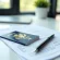 Passeport français et formulaires de visa américain sur une table