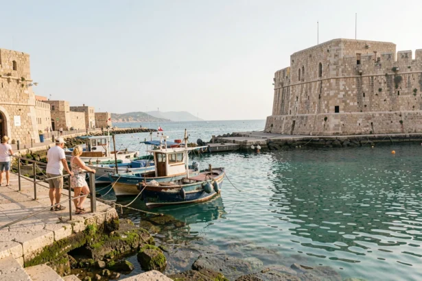 Port vénitien d'Héraklion avec la forteresse Koules et des bateaux de pêche ancrés dans une eau turquoise calme